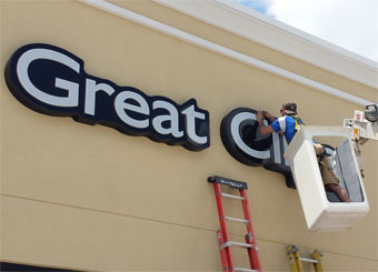 New building signs installed at great clips in Peoria